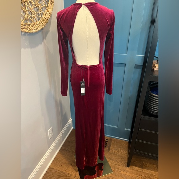 Beautiful burgundy/wine velvet like evening gown. New with tags. - Picture 4 of 8